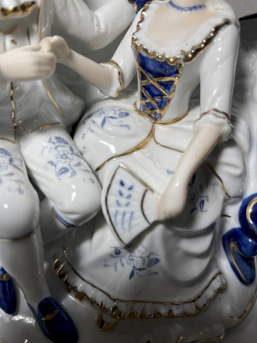 Grande figurine en porcelaine style Capodimonte – Couple romantique – Bleu cobalt et dorure – 17 cm