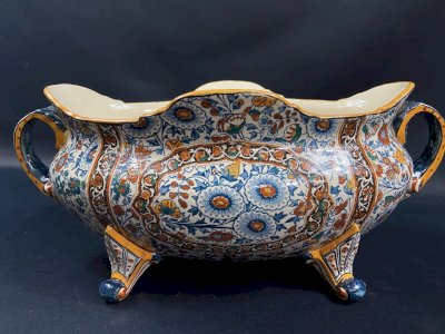 Large oblong planter in Gien faience with Persian decoration, circa 1880-1890.