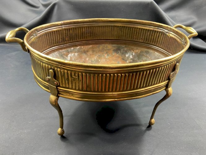 Grande jardinière quadripode à anses laiton godronné fin XVIIIe style Louis XVI