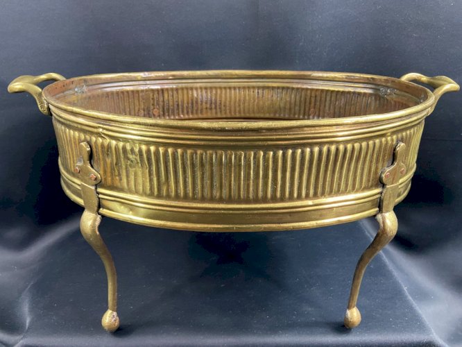 Grande jardinière quadripode à anses laiton godronné fin XVIIIe style Louis XVI