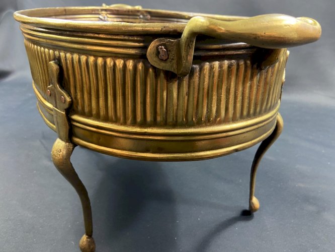 Grande jardinière quadripode à anses laiton godronné fin XVIIIe style Louis XVI