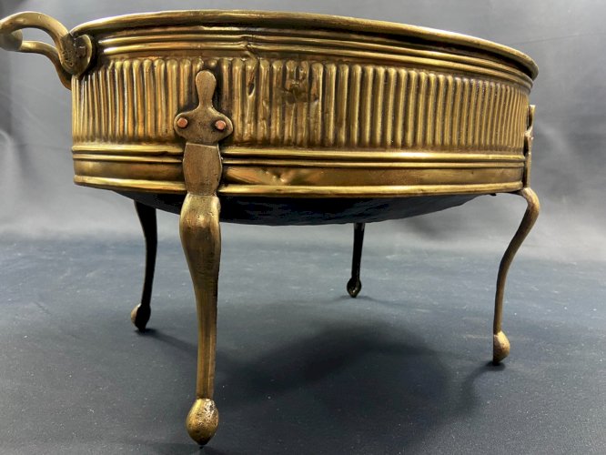 Grande jardinière quadripode à anses laiton godronné fin XVIIIe style Louis XVI