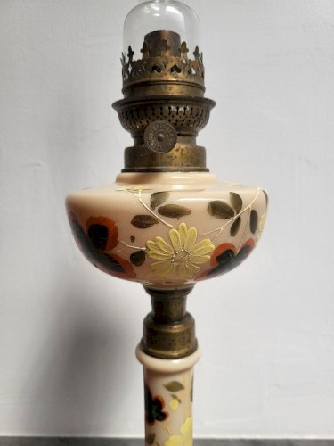 GRANDE LAMPE A PETROLE EN OPALINE DECOR PEINT