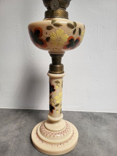 GRANDE LAMPE A PETROLE EN OPALINE DECOR PEINT