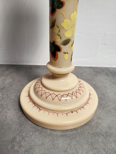 GRANDE LAMPE A PETROLE EN OPALINE DECOR PEINT