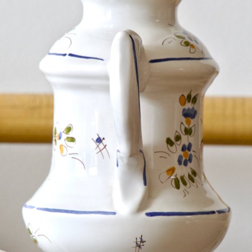 Grande lampe artisanale en faïence du Moustiers