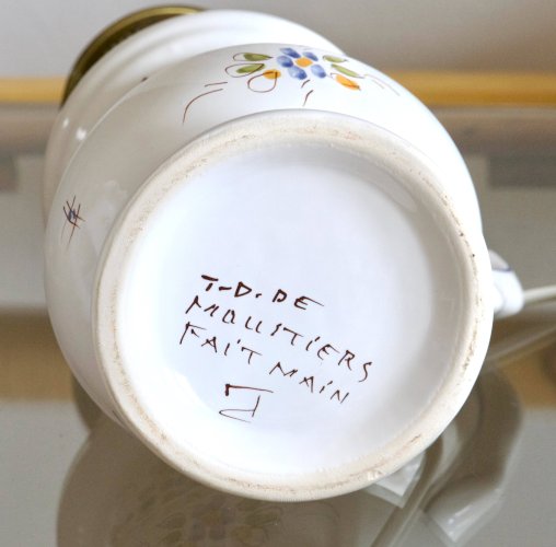 Grande lampe artisanale en faïence du Moustiers