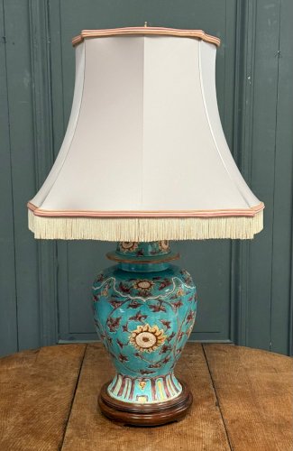 Grande lampe chinoise en céramique XXe décor floral abat-jour d'origine L9049