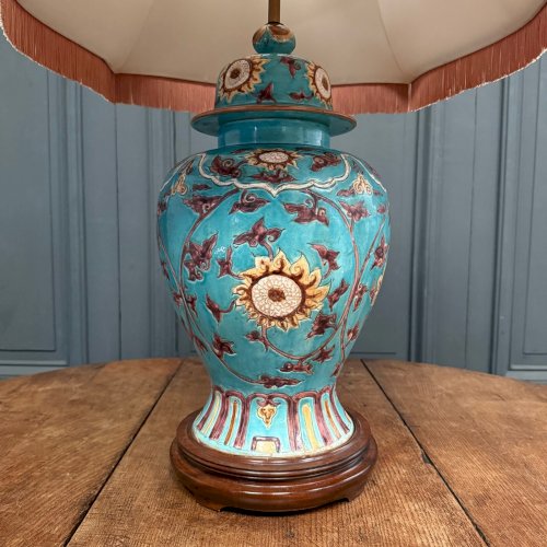 Grande lampe chinoise en céramique XXe décor floral abat-jour d'origine L9049