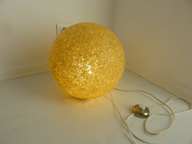 GRANDE LAMPE DE SOL EN RESINE DE COULEUR AMBRE ANNEES 60 70 VINTAGE.