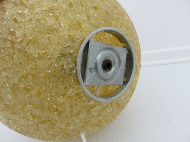 GRANDE LAMPE DE SOL EN RESINE DE COULEUR AMBRE ANNEES 60 70 VINTAGE.