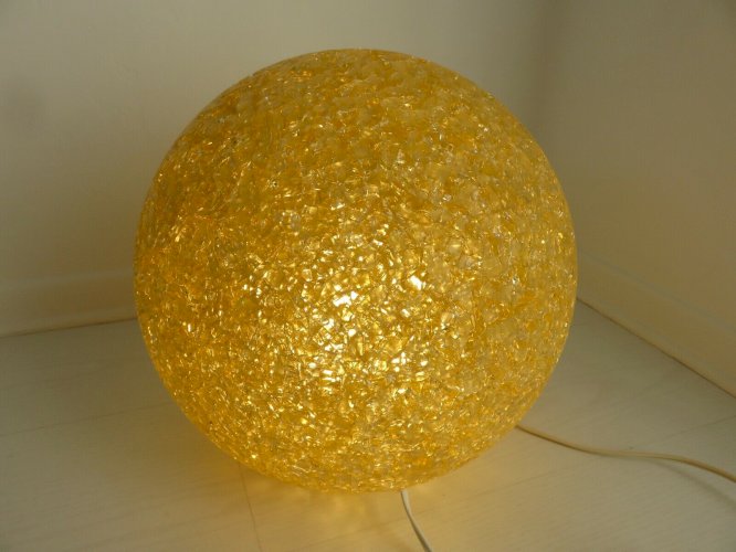  GRANDE LAMPE DE SOL EN RESINE DE COULEUR AMBRE ANNEES 60 70 VINTAGE.
