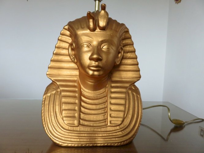 GRANDE LAMPE DE TABLE  PHARAON  EN RESINE DOREE ANNEES 70