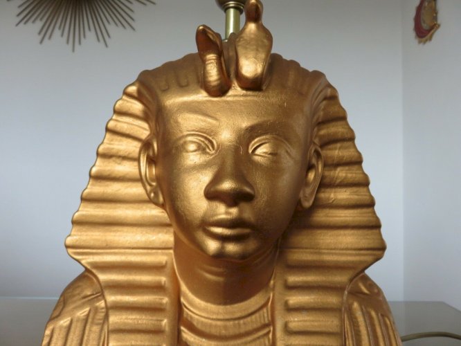 GRANDE LAMPE DE TABLE  PHARAON  EN RESINE DOREE ANNEES 70
