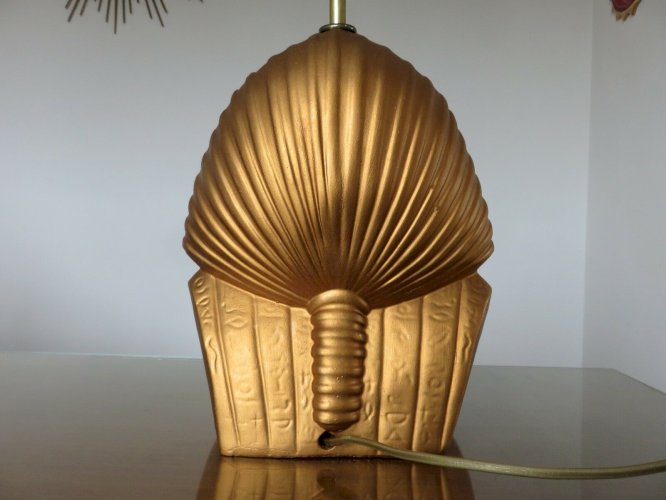 GRANDE LAMPE DE TABLE  PHARAON  EN RESINE DOREE ANNEES 70