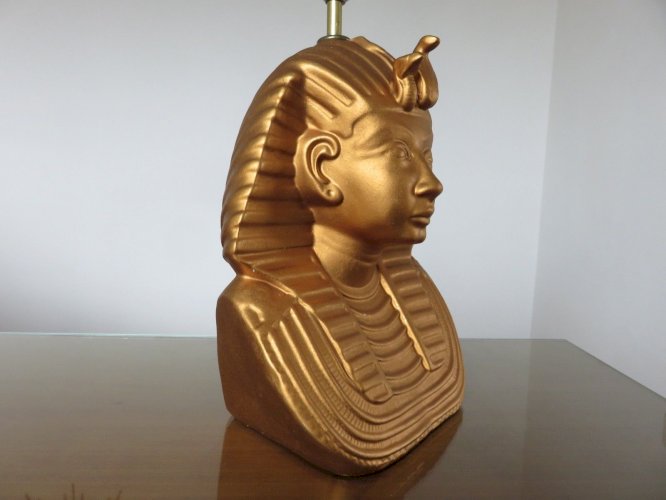 GRANDE LAMPE DE TABLE  PHARAON  EN RESINE DOREE ANNEES 70