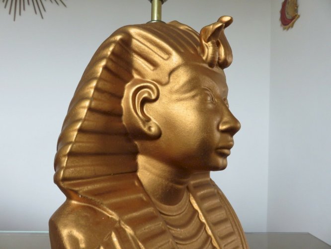 GRANDE LAMPE DE TABLE  PHARAON  EN RESINE DOREE ANNEES 70