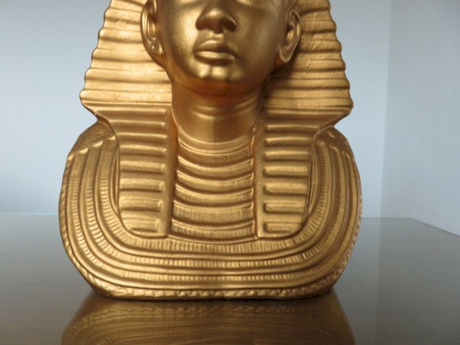 GRANDE LAMPE DE TABLE  PHARAON  EN RESINE DOREE ANNEES 70