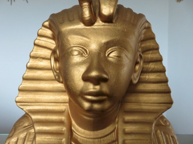 GRANDE LAMPE DE TABLE  PHARAON  EN RESINE DOREE ANNEES 70