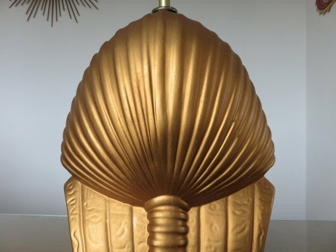 GRANDE LAMPE DE TABLE  PHARAON  EN RESINE DOREE ANNEES 70