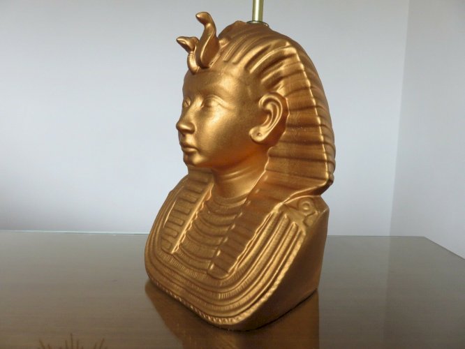 GRANDE LAMPE DE TABLE  PHARAON  EN RESINE DOREE ANNEES 70