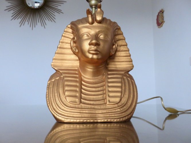 GRANDE LAMPE DE TABLE  PHARAON  EN RESINE DOREE ANNEES 70