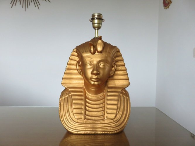 GRANDE LAMPE DE TABLE  PHARAON  EN RESINE DOREE ANNEES 70