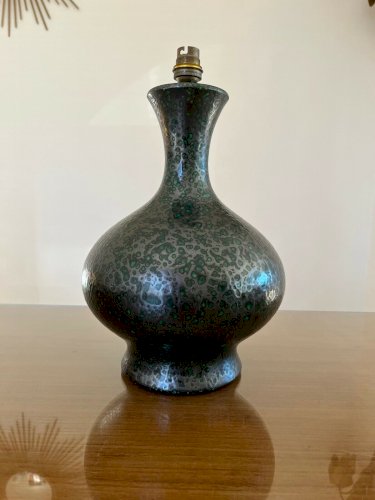 GRANDE LAMPE EN CERAMIQUE GRISE MOUCHETEE DE VERT ANNEES 50 60 VINTAGE
