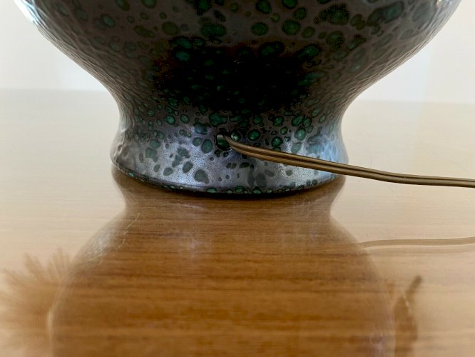 GRANDE LAMPE EN CERAMIQUE GRISE MOUCHETEE DE VERT ANNEES 50 60 VINTAGE