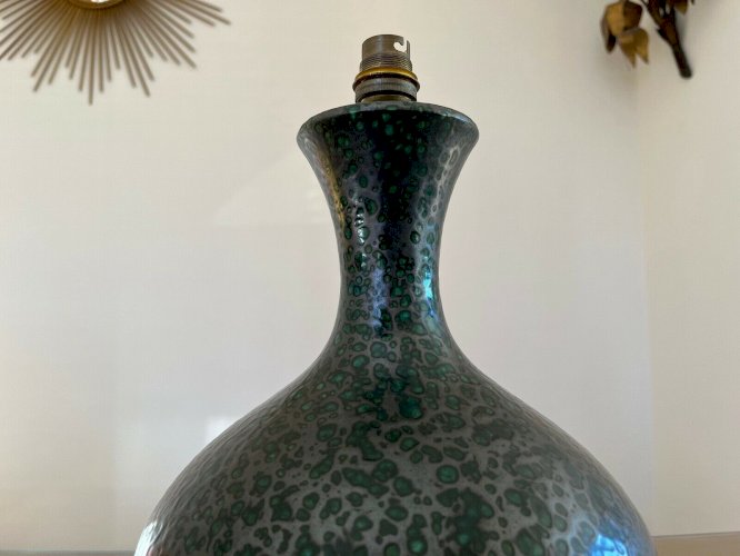 GRANDE LAMPE EN CERAMIQUE GRISE MOUCHETEE DE VERT ANNEES 50 60 VINTAGE