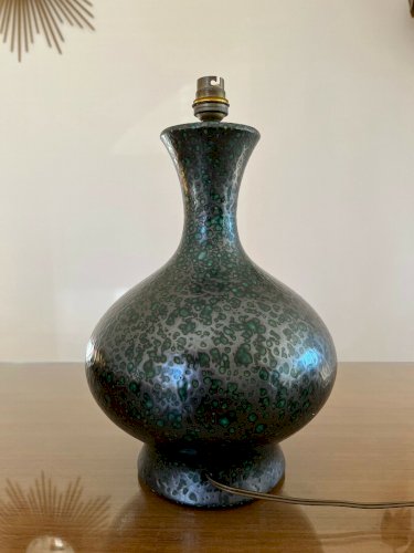 GRANDE LAMPE EN CERAMIQUE GRISE MOUCHETEE DE VERT ANNEES 50 60 VINTAGE