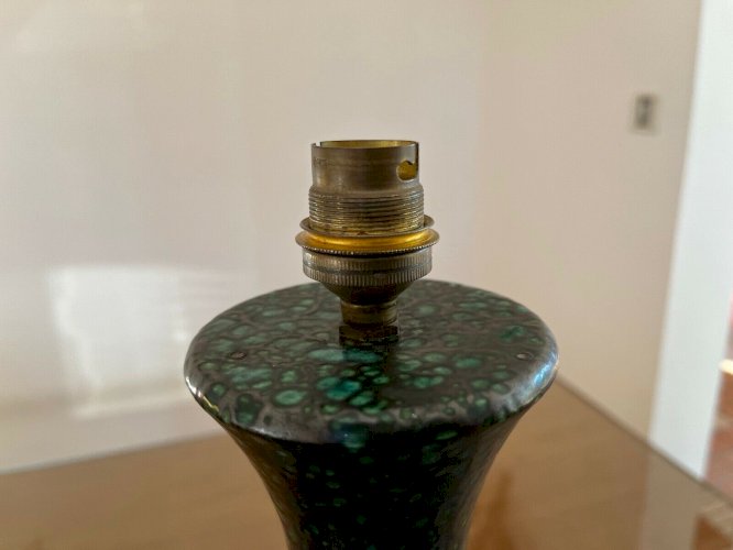 GRANDE LAMPE EN CERAMIQUE GRISE MOUCHETEE DE VERT ANNEES 50 60 VINTAGE