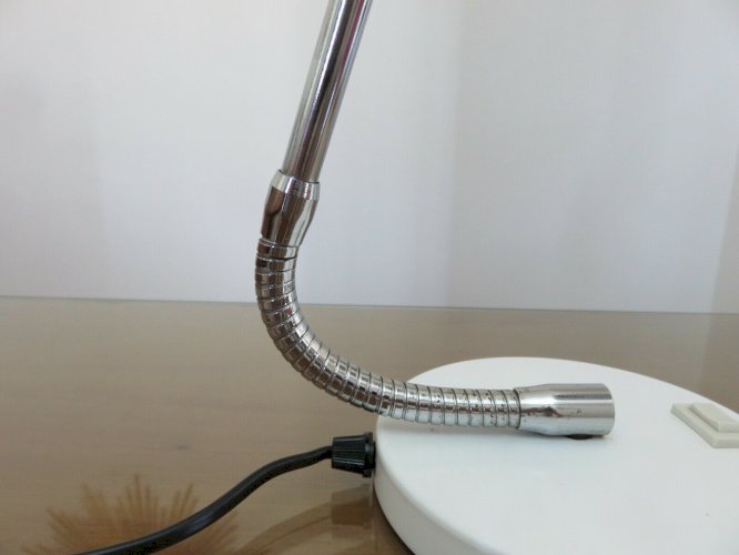 GRANDE LAMPE EN METAL LAQUE BLANC ET DOUBLE FLEXIBLE CHROME ANNEES 60 70 