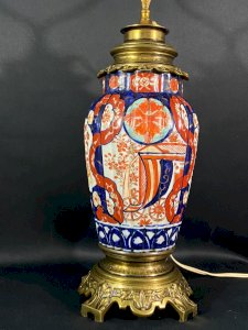 Large Imari porcelain lamp with ribbed surface on bronze mount, 19th century.
