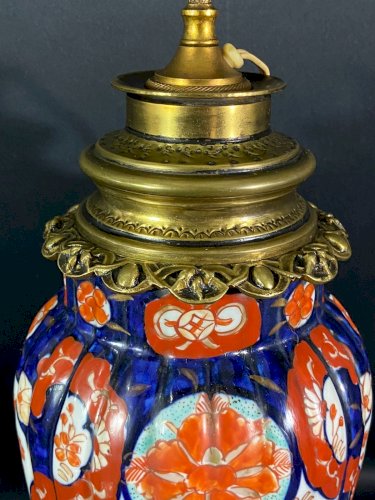 Grande lampe en porcelaine Imari Japon à surface côtelée sur monture bronze XIXe