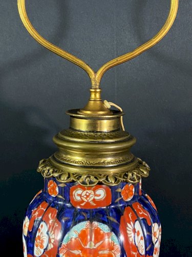 Grande lampe en porcelaine Imari Japon à surface côtelée sur monture bronze XIXe