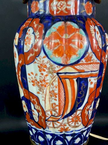 Grande lampe en porcelaine Imari Japon à surface côtelée sur monture bronze XIXe