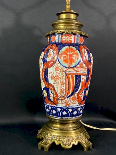 Grande lampe en porcelaine Imari Japon à surface côtelée sur monture bronze XIXe