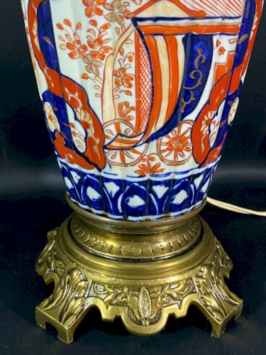 Grande lampe en porcelaine Imari Japon à surface côtelée sur monture bronze XIXe