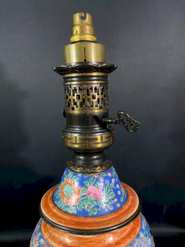 Grande lampe porcelaine de Canton sur monture bronze fin XIXe Qing Famille rose