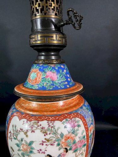 Grande lampe porcelaine de Canton sur monture bronze fin XIXe Qing Famille rose