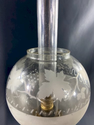 Grande lampe XIXe électrifiée en laiton à décor ajouré de style Louis XIII