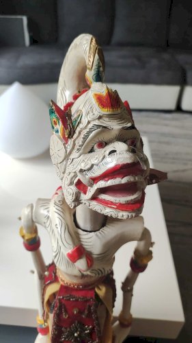 Grande Marionnettes du Théâtre d ombres indonésien Wayang Golek représentant le Dieu Singe Hanuman - Provenance Java/ Indonésie - Vintage, Des années 70 - Dim 66 x 15 cm