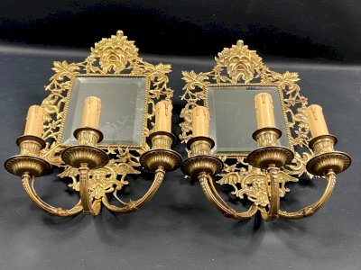 Grande paire d'appliques murales à fond de miroir en bronze de style Renaissance