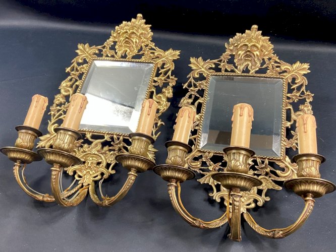 Grande paire d'appliques murales à fond de miroir en bronze de style Renaissance
