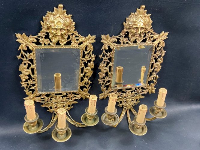 Grande paire d'appliques murales à fond de miroir en bronze de style Renaissance
