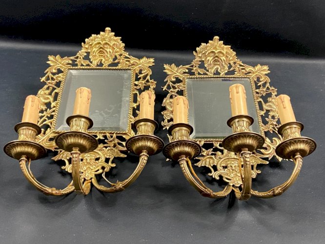 Grande paire d'appliques murales à fond de miroir en bronze de style Renaissance
