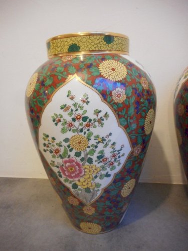 GRANDE PAIRE DE VASES LIMOGES B&Cie EN FAIENCE PEINTE ET DOREE