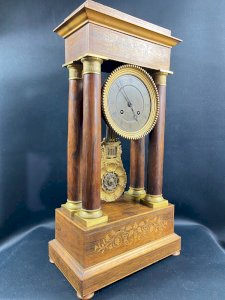 Grande pendule portique XIXe palissandre marqueté citronnier et bronze Charles X