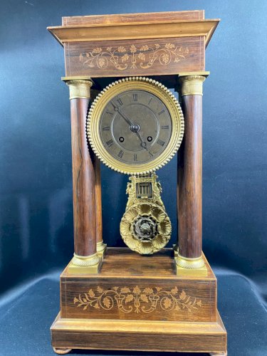 Grande pendule portique XIXe palissandre marqueté citronnier et bronze Charles X